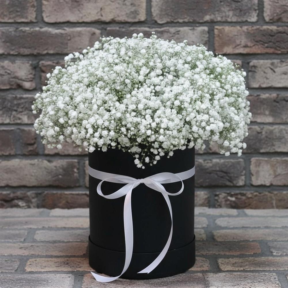 Цветочная композиция из Гипсофила в шляпной коробке в Новая Мельница