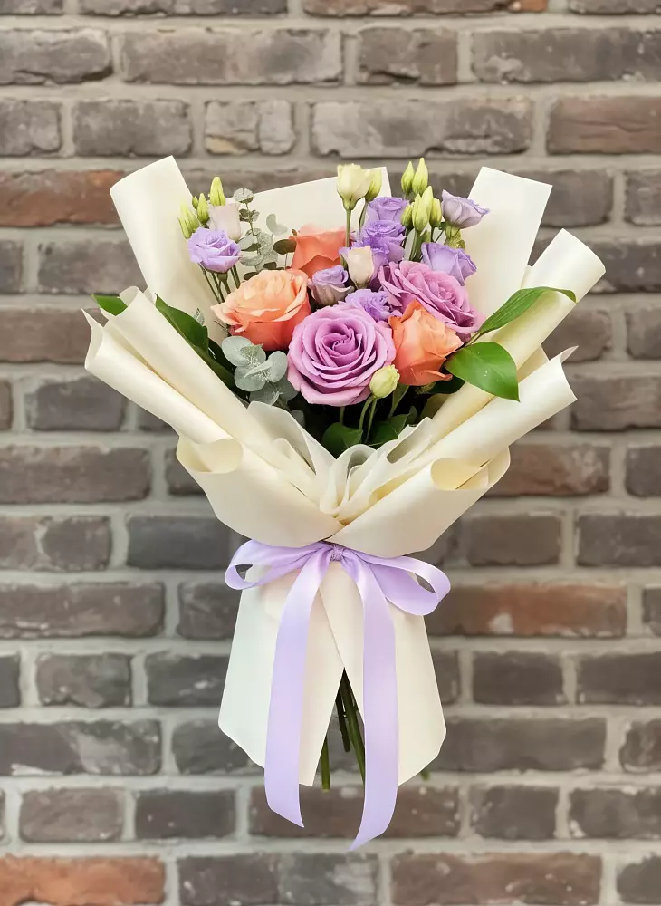 Букет цветов из: Лизиантусы и Розы в Новая Мельница