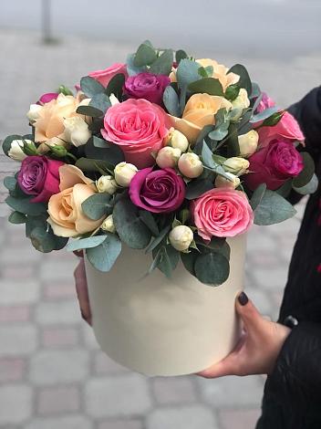 Цветочная композиция из Розы в шляпной коробке в Новая Мельница