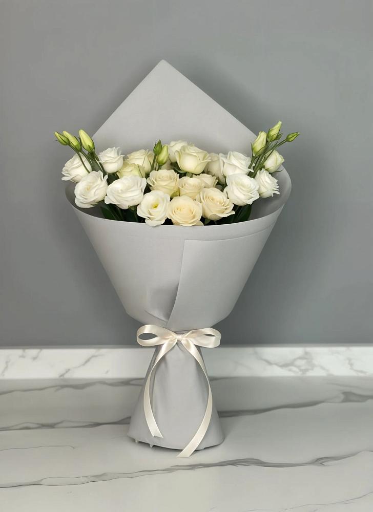 Букет цветов из: Розы и Лизиантусы в Новая Мельница