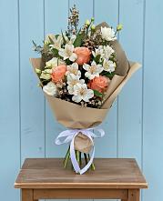 Букет цветов из:  Альстромерии, Лизиантусы, Розы и Хризантемы в Новая Мельница