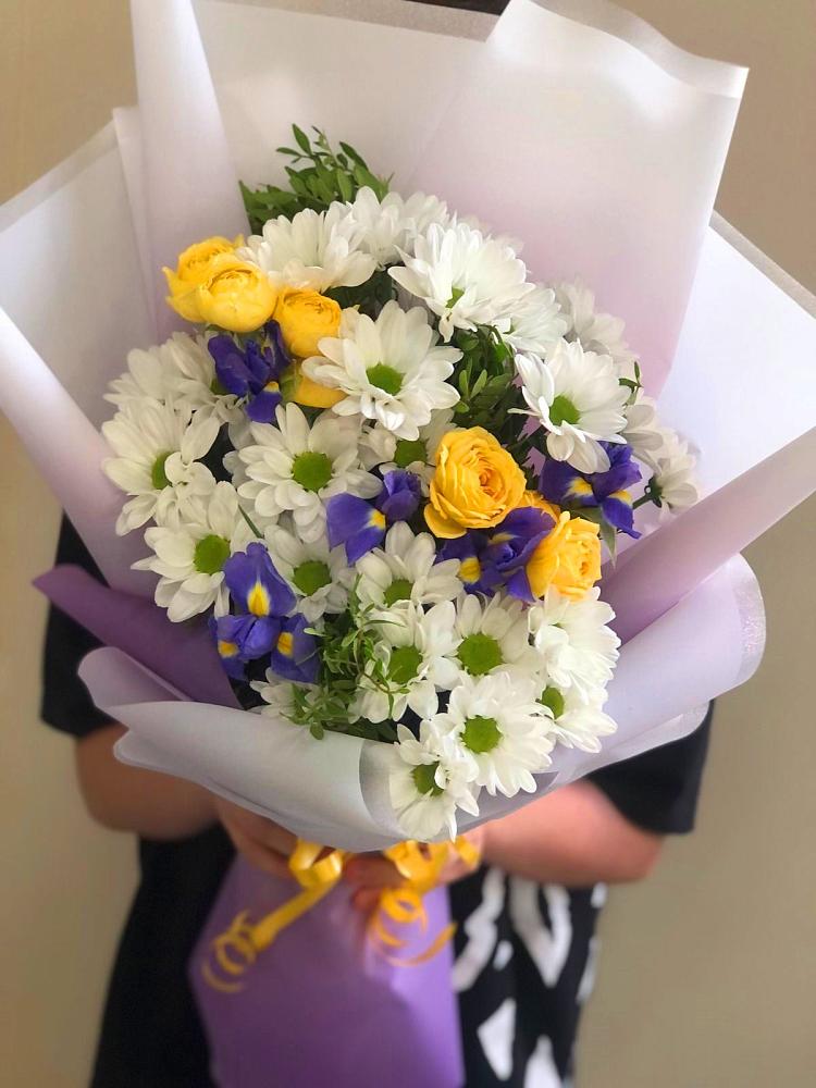 Букет цветов из: Ирисы, Хризантемы и Розы в Новая Мельница