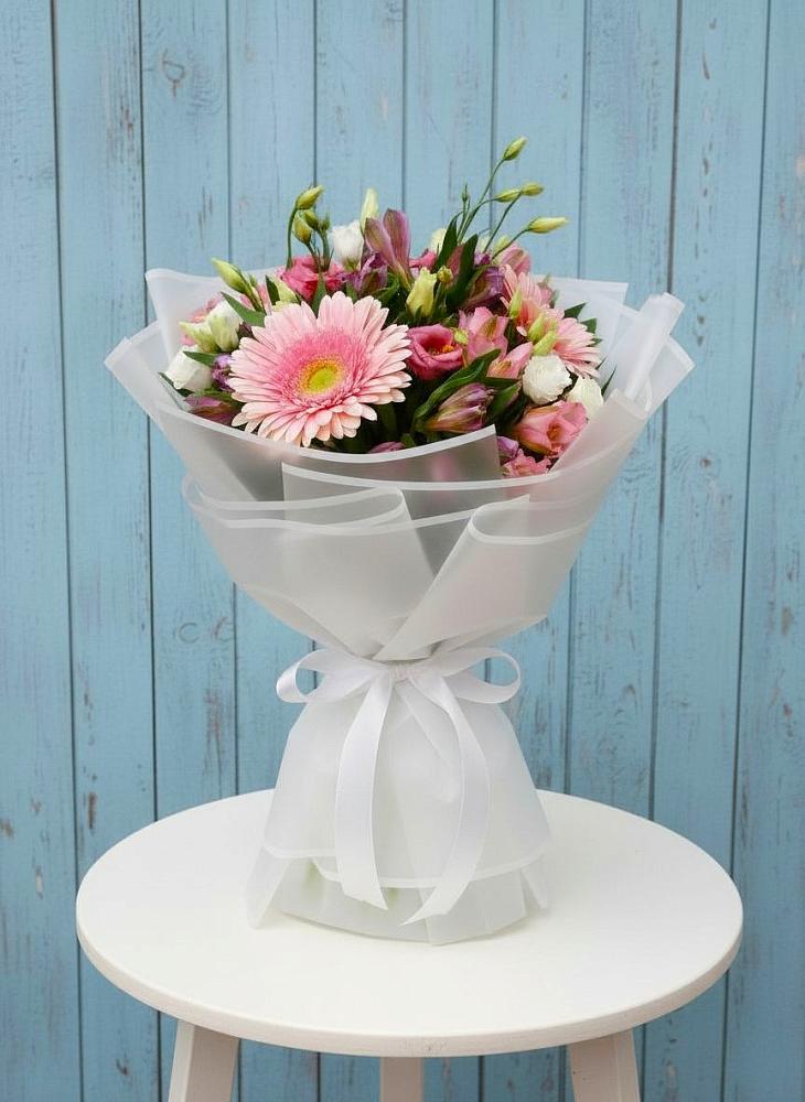 Букет цветов из: Герберы, Альстромерии и Лизиантусы в Новая Мельница