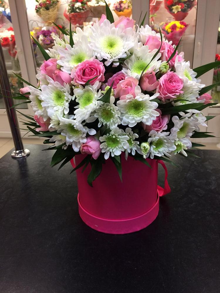 Цветочная композиция из Розы и Хризантемы в шляпной коробке в Новая Мельница