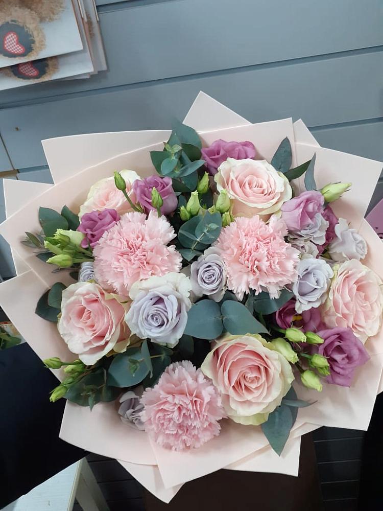 Букет цветов из: Розы, Гвоздики и Лизиантусы в Новая Мельница